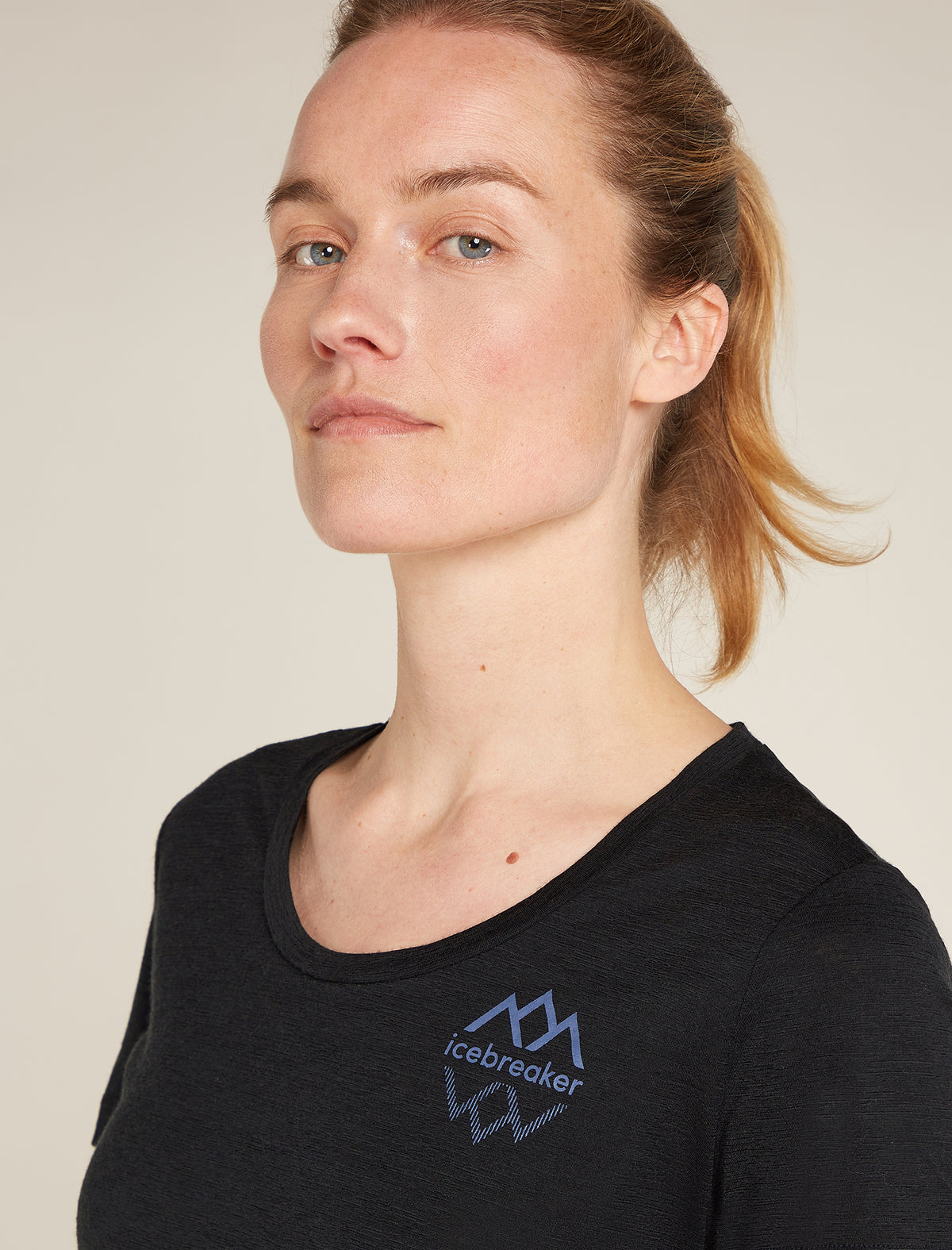 Women's Merino 150 Tech Lite Short Sleeve Scoop T-Shirt Icebreaker Logo Reflections Black - 5