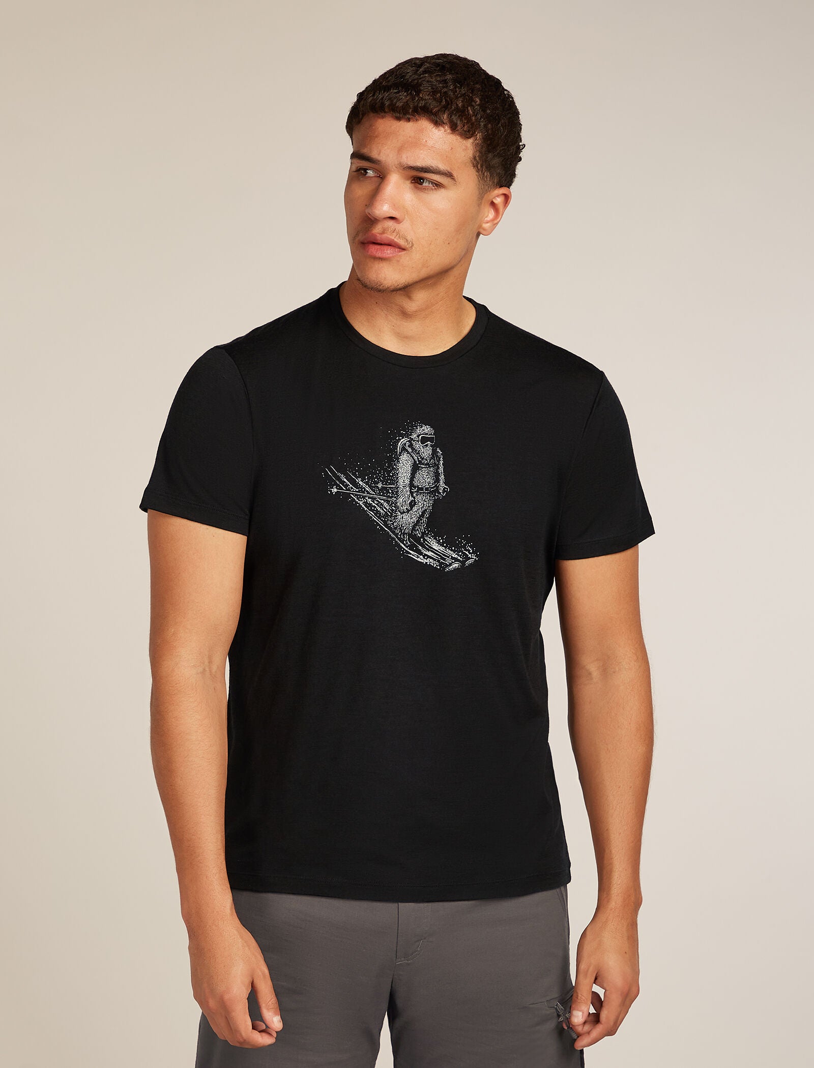 (取寄) アイスブレイカー メンズ メリノ 150 テック ライト ショート スリーブ ティー スキーイング イエティ Icebreaker men Merino 150 Tech Lite Short Sleeve Tee Skiing Yeti Black Men's Merino 150 Tech Lite Short Sleeve T-Shirt Skiing Yeti