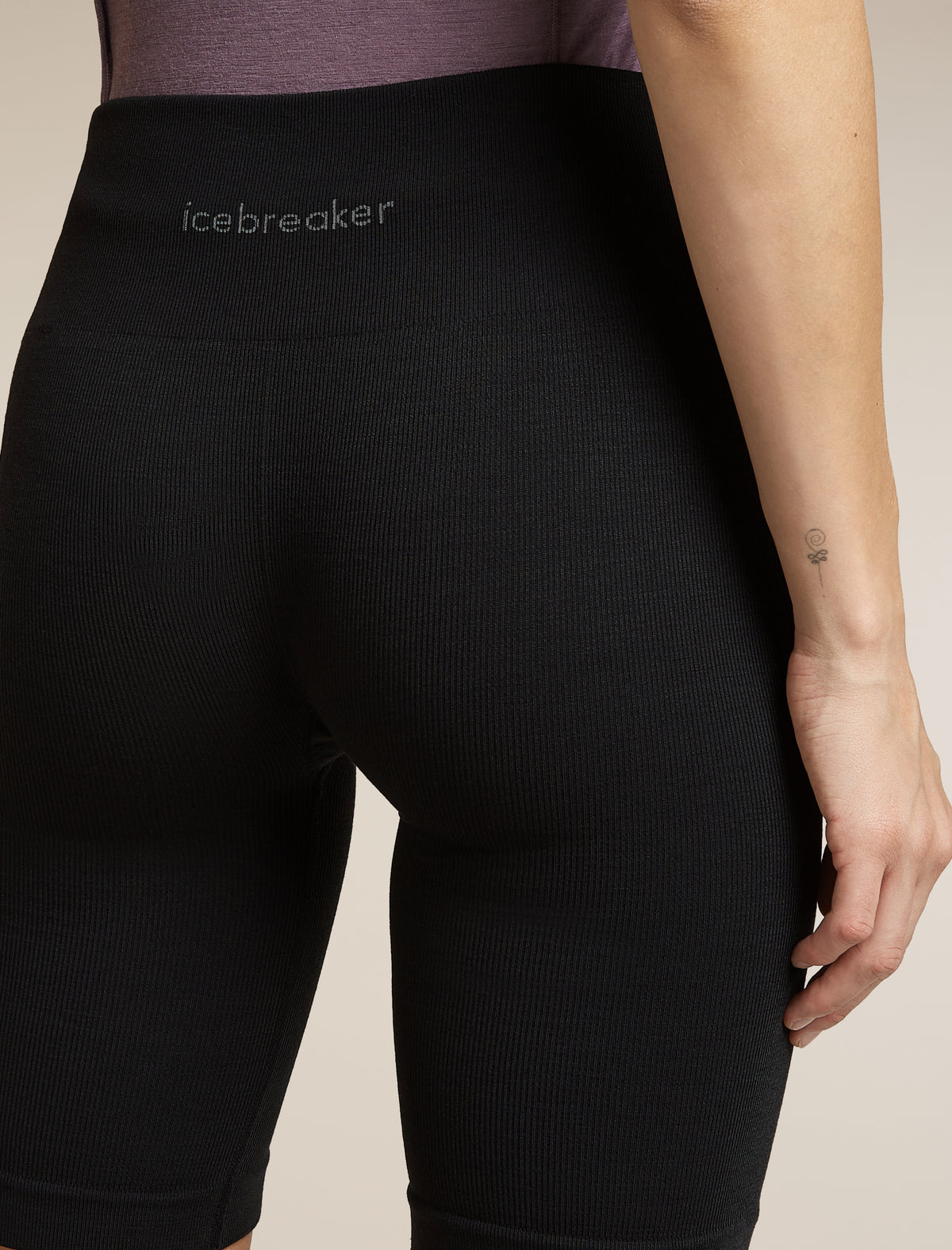 icebreaker Women's Merino Blend 260 Seamless Rib 8" High Rise Shorts Black WOMEN - 5