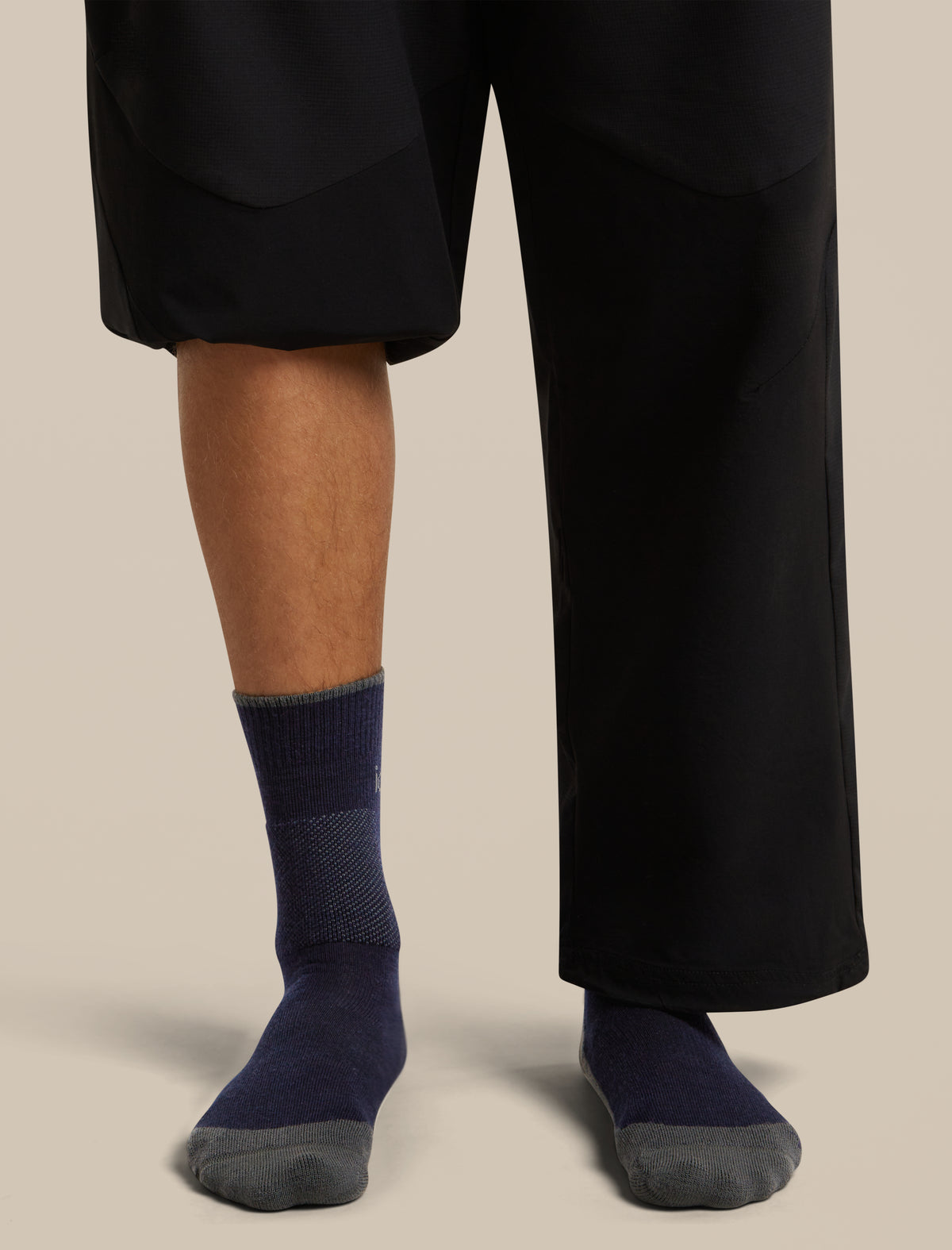 Men's Merino Hike+ Medium Crew Socks Midnight Navy/Obsidian - 2