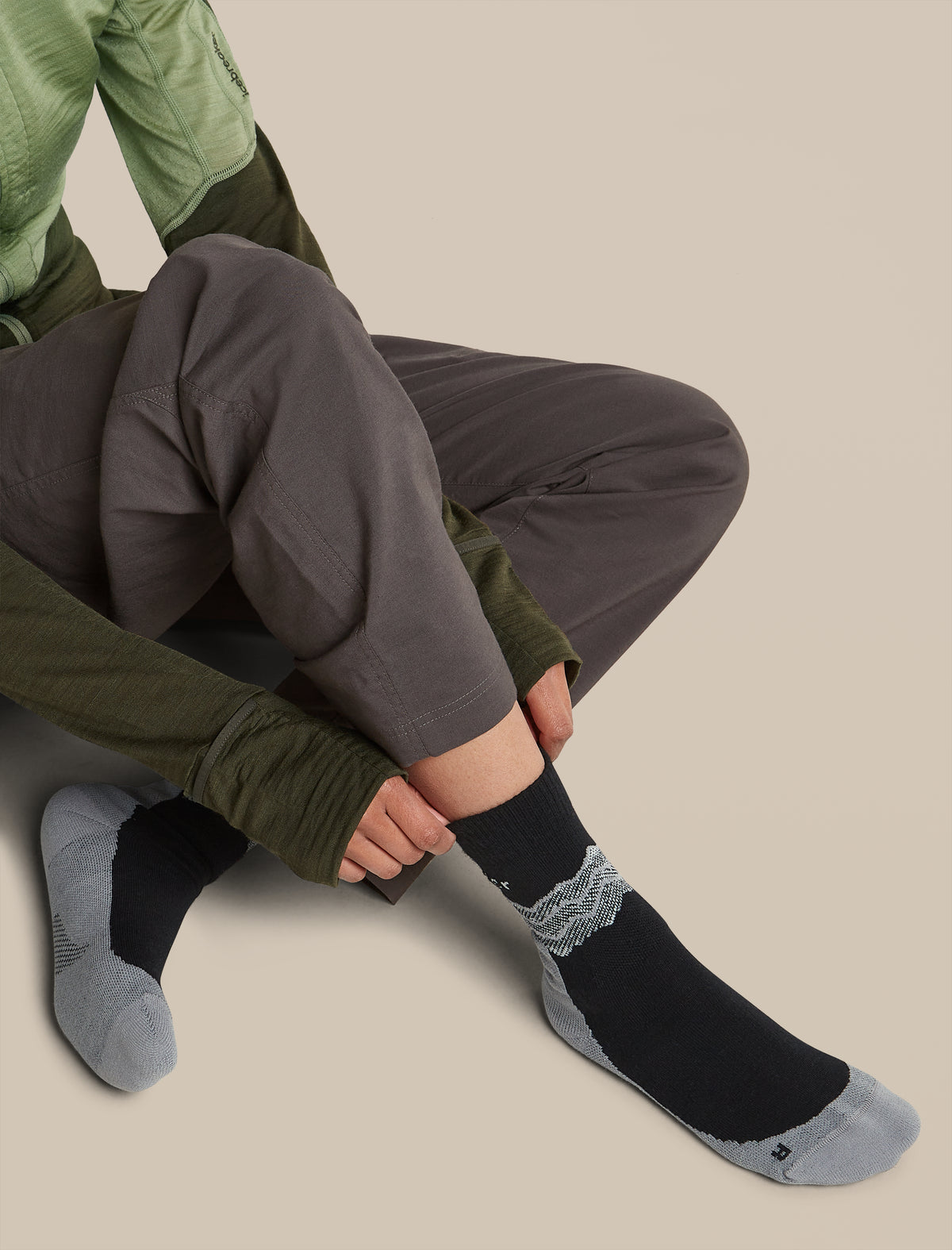 Women's Merino Hike+ Medium Crew Across the Peaks Socks Black/Alloy/Snow - 5