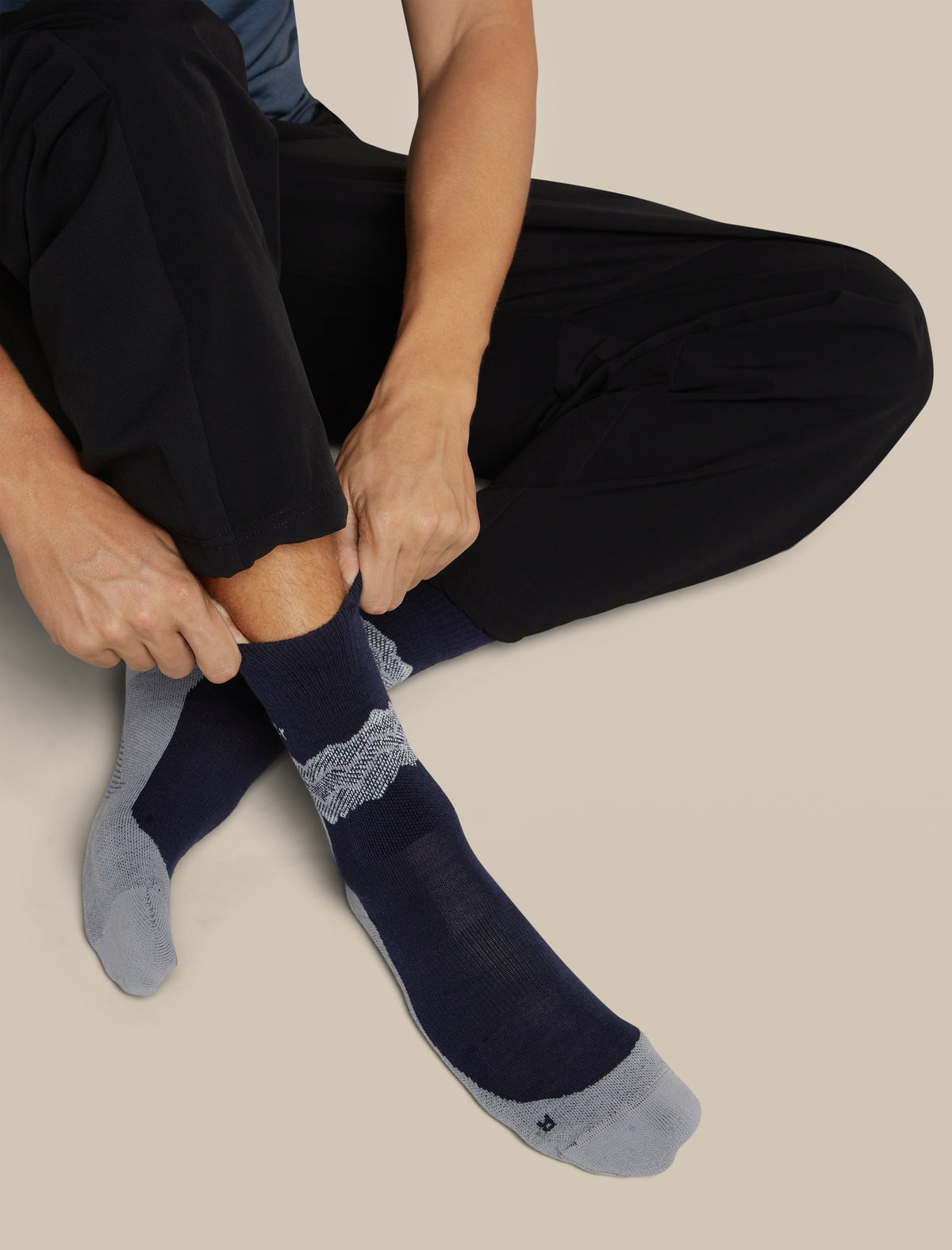 Men's Merino Hike+ Medium Crew Across the Peaks Socks Midnight Navy/Alloy/Snow - 5