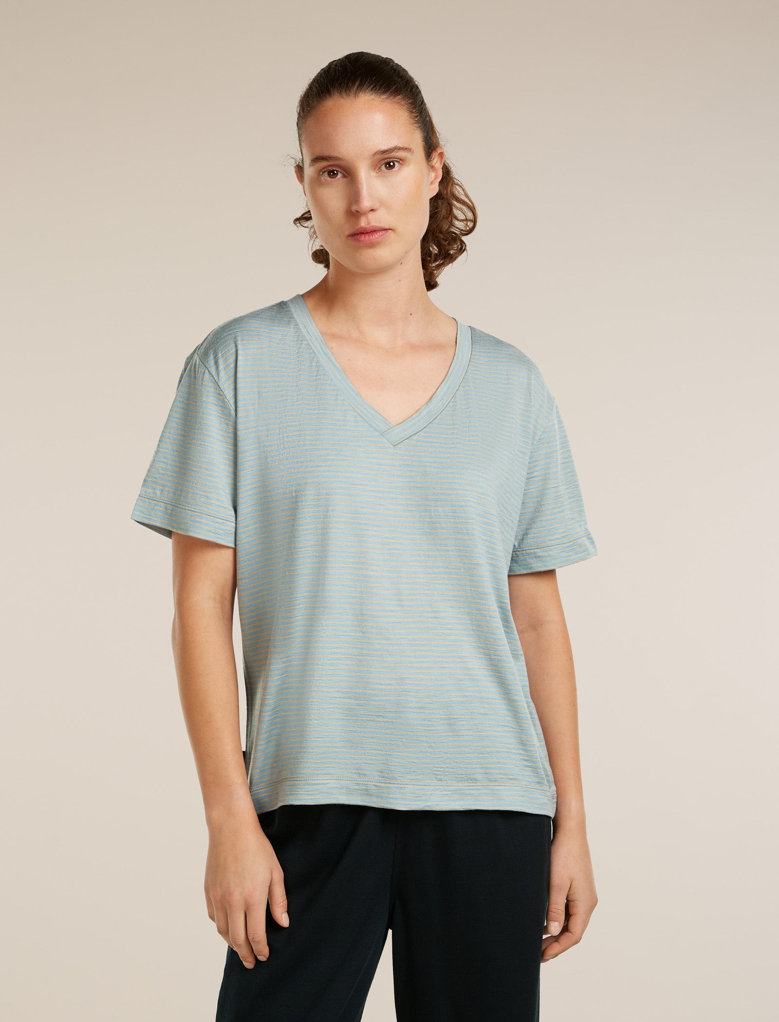 Women Merino 150 Tech Lite Short Sleeve Relaxed V Neck Tee| icebreaker