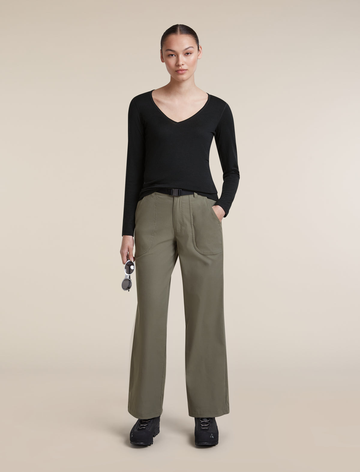 Women's Merino 200 Oasis Long Sleeve Thermal V Neck Black - 4