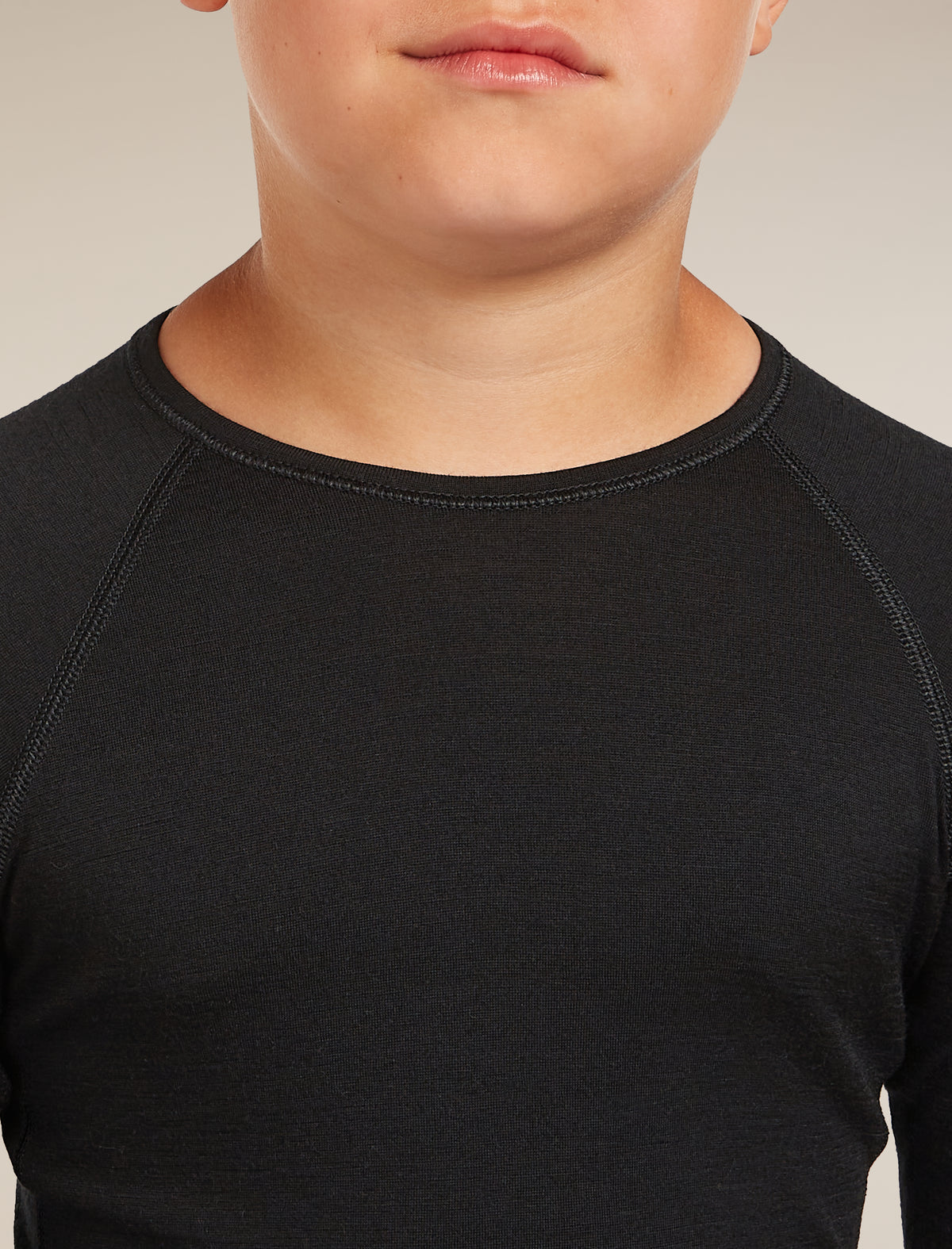Kids’ Merino 200 Oasis Long Sleeve Crewe Thermal Top Black - 9